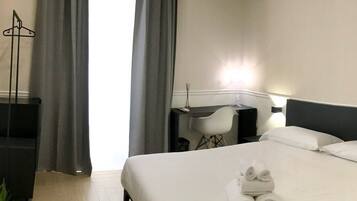 Zimmersafe, Schreibtisch, laptopgeeigneter Arbeitsplatz