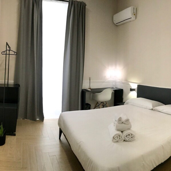 Caja de seguridad en la habitación y escritorio 