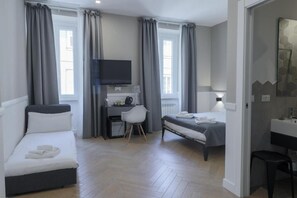 Premium bedding, down duvets, minibar, in-room safe - Elisabeth Boutique Rooms (Trieste)