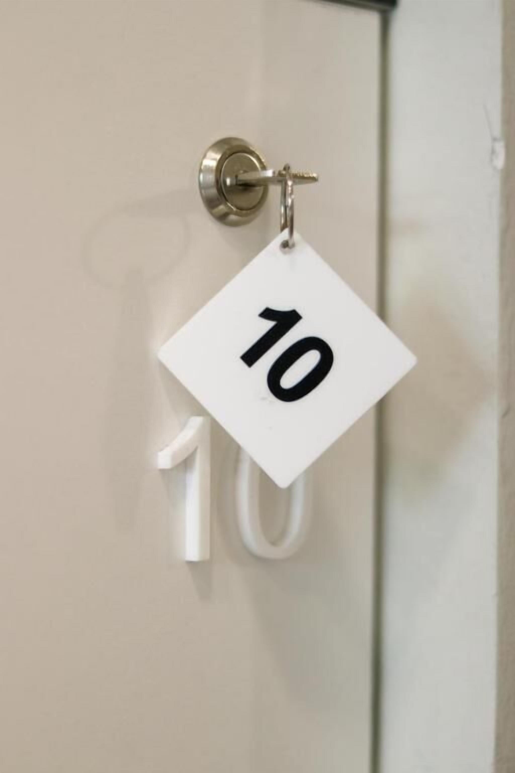 Una puerta con un letrero que indica el número de habitación 10.