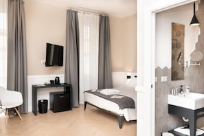 Premium bedding, down duvets, minibar, in-room safe - Elisabeth Boutique Rooms (Trieste)