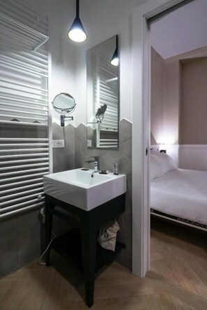 Shower, free toiletries, hair dryer, slippers - Elisabeth Boutique Rooms (Trieste)