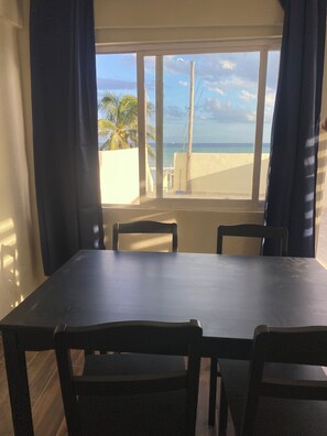 Comfort-Apartment, Meerblick | Hochwertige Bettwaren, individuell dekoriert, individuell eingerichtet