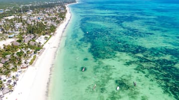 Sulla spiaggia, sabbia bianca