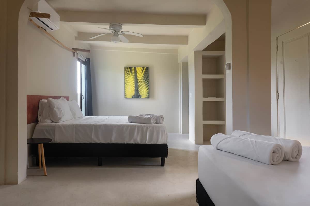 Family Quadruple Room, Garden View | Peralatan tempat tidur premium, dihias secara berasingan