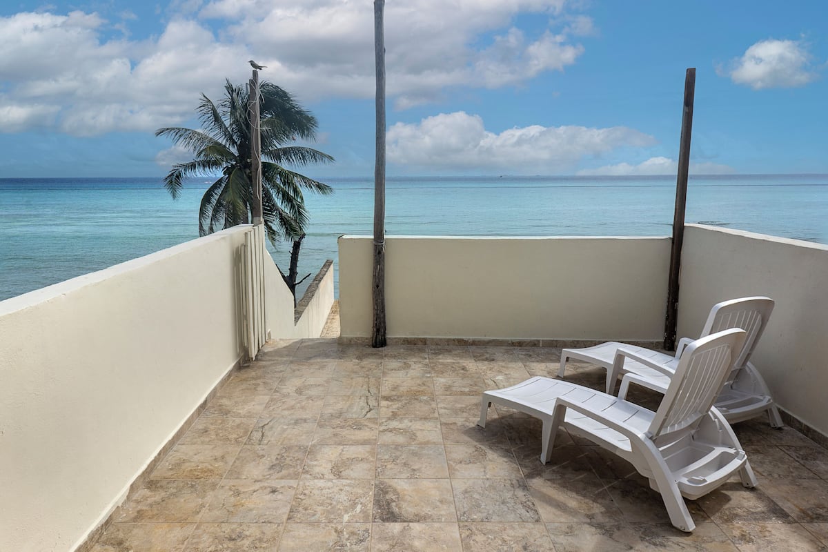 Comfort Apartment, Sea View | Peralatan tempat tidur premium, dihias secara berasingan