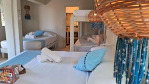 Familien-Dreibettzimmer, Gartenblick | Hochwertige Bettwaren, individuell dekoriert, individuell eingerichtet