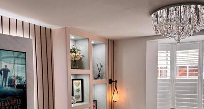 HIGH END Spacious 4 Bed House - Free parking