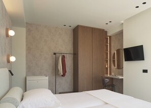 6 chambres, coffres-forts dans les chambres, bureau