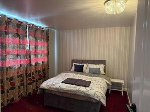 6 Schlafzimmer, Bügeleisen/Bügelbrett, Internetzugang