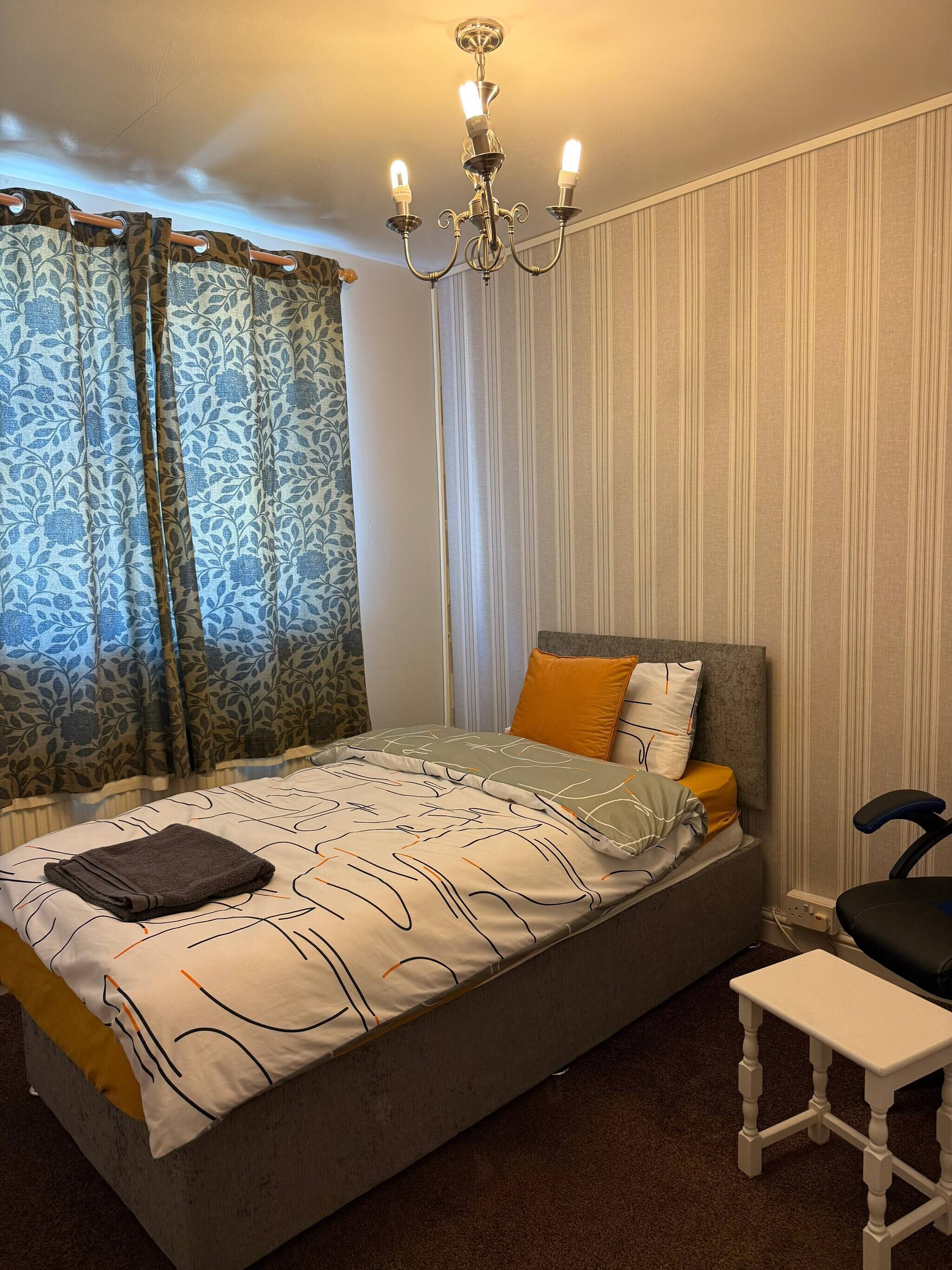 6 bedrooms, iron/ironing board, internet