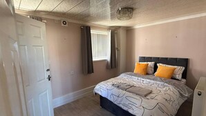 Room - Spacious 6 Bedroom Family House (Barnsley)
