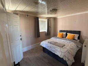 6 habitaciones, tabla de planchar con plancha y internet 