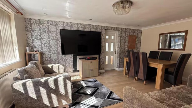 Living area - Spacious 6 Bedroom Family House (Barnsley)