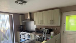 Private kitchen - Spacious 6 Bedroom Family House (Barnsley)