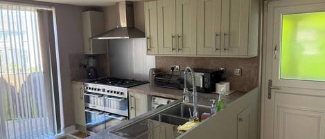 冷蔵庫、電子レンジ、調理器具と食器