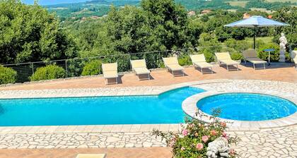 Charming villa in Umbria - sleeps 16 - lake view - Pool, jacuzzi and events room