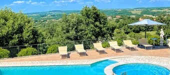 Charming villa in Umbria - sleeps 16 - lake view - Pool, jacuzzi and events room