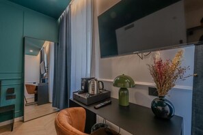 خزنة داخل الغرفة ومكتب ومساحة عمل للكمبيوتر المحمول وستائر تعتيم