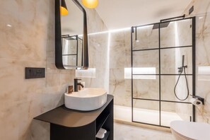 Shower, free toiletries, hair dryer, slippers - Maria Cristina Boutique Rooms (Trieste)
