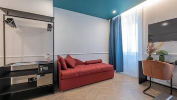 Una cassaforte in camera, una scrivania, postazione laptop