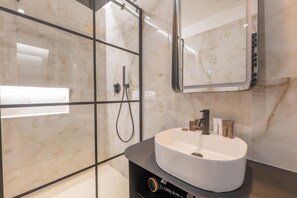 Douche, articles de toilette gratuits, sĂšche-cheveux, chaussons
