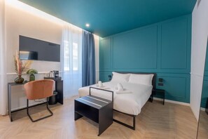 خزنة داخل الغرفة ومكتب ومساحة عمل للكمبيوتر المحمول وستائر تعتيم