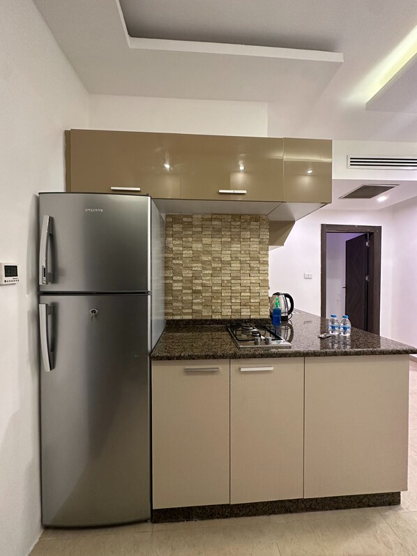Refrigerador, microondas y horno 