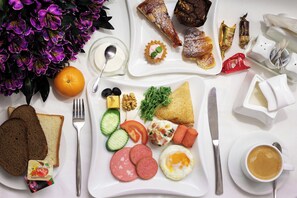 Free daily buffet breakfast