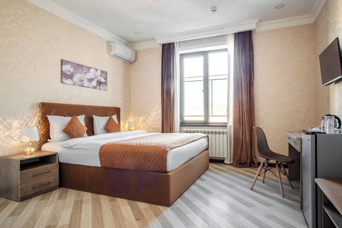 Double Room | In-room safe, desk, laptop workspace, blackout drapes