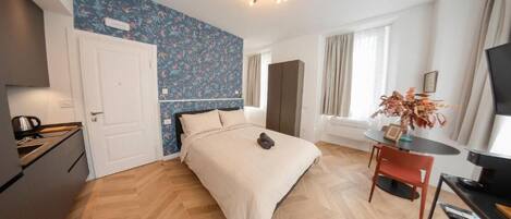 Studio | Een bureau, een laptopwerkplek, verduisterende gordijnen