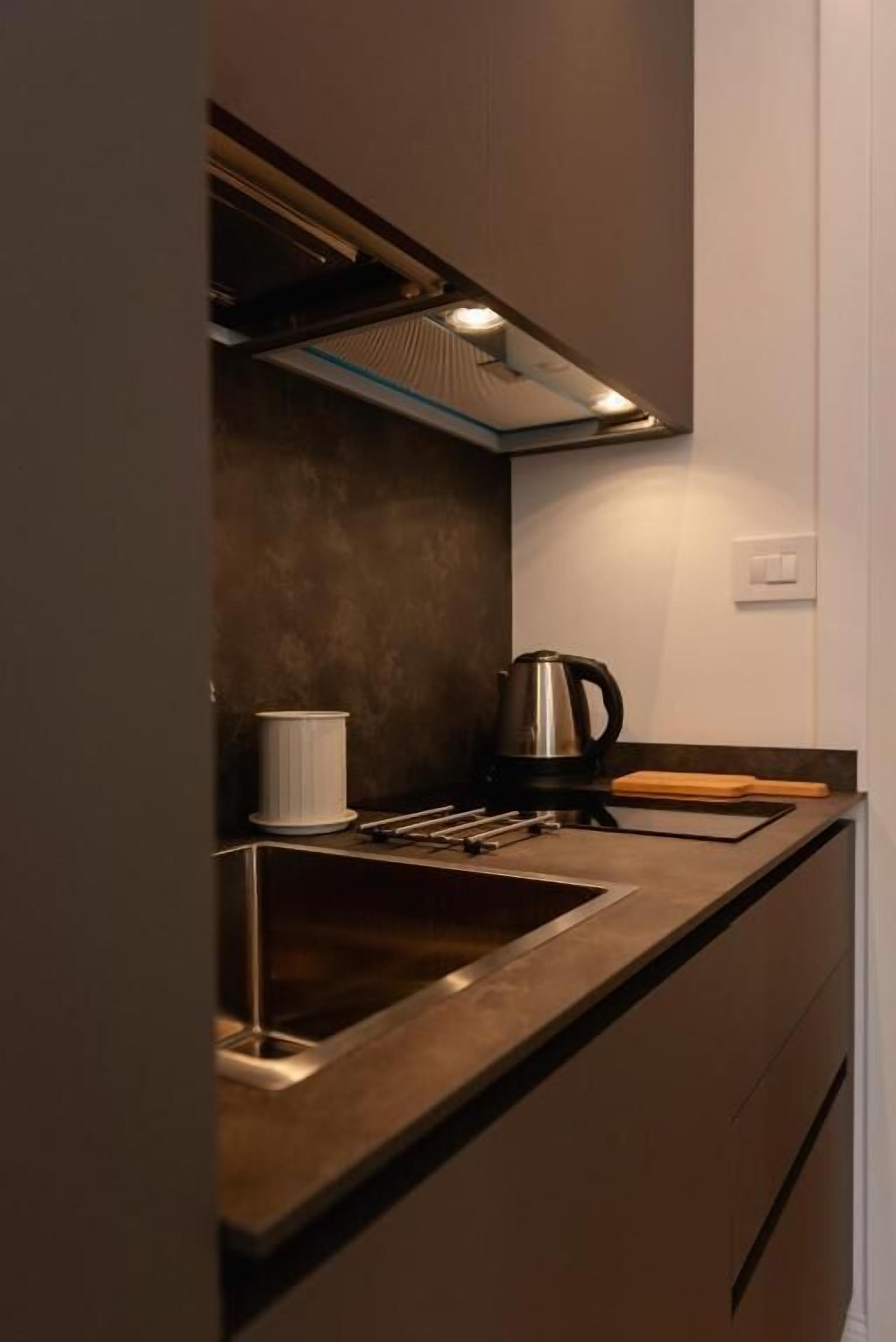 Estudio | Escritorio, espacio para trabajar con laptop y cortinas blackout 