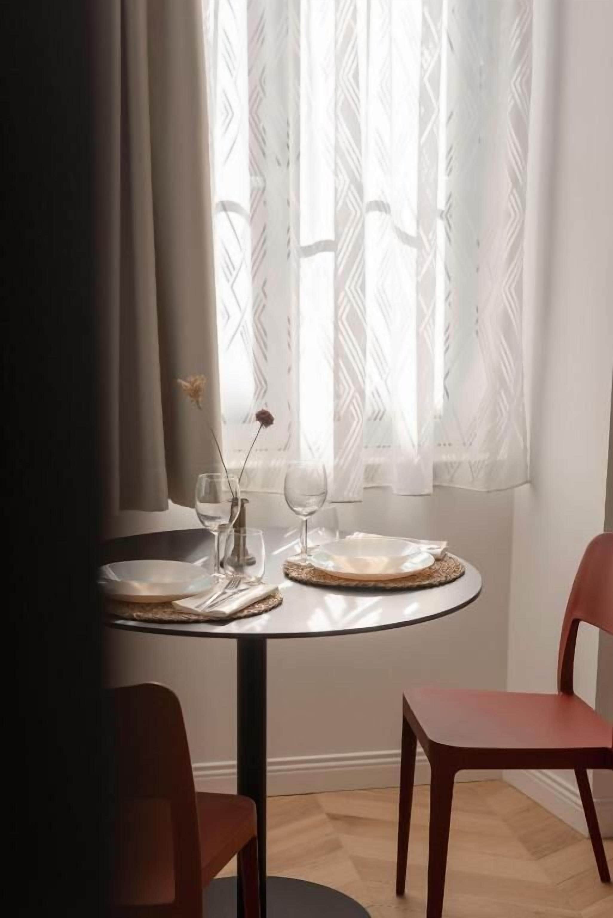 Studio | Schreibtisch, laptopgeeigneter Arbeitsplatz, Verdunkelungsvorhänge