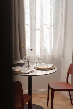 Studio | Työpöytä, kannettavalle tietokoneelle sopiva työtila, pimennysverhot