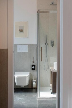 Shower, hair dryer, towels, soap - Victoria Boutique Suites (Trieste)