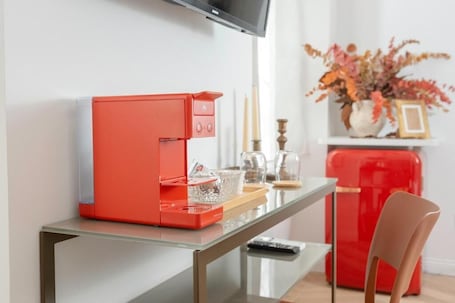 Escritorio, espacio para trabajar con laptop y cortinas blackout