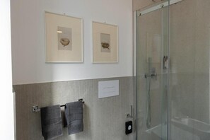 Dusche, Haartrockner, Handtücher, Seife