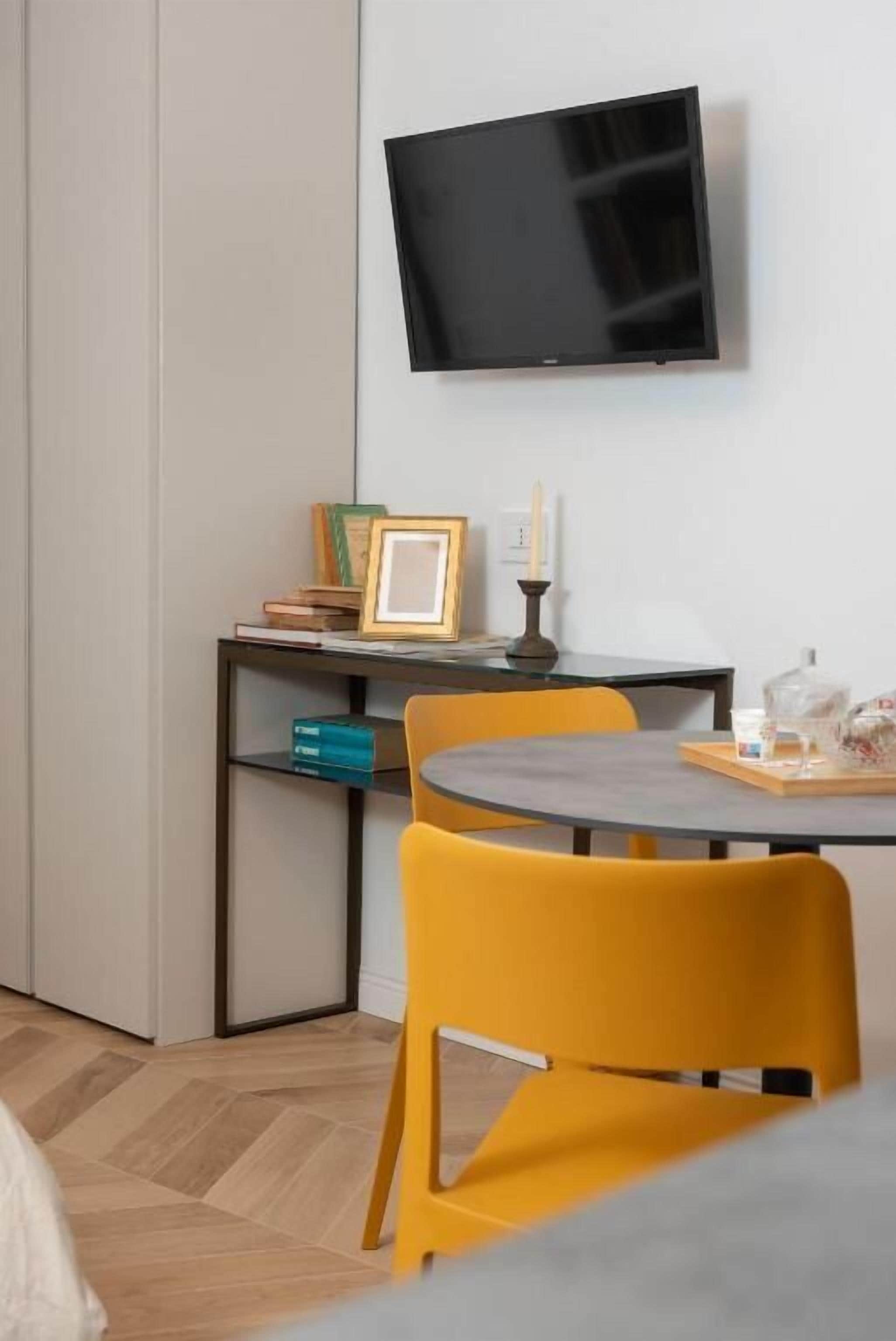 Estudio | Escritorio, espacio para trabajar con laptop y cortinas blackout 