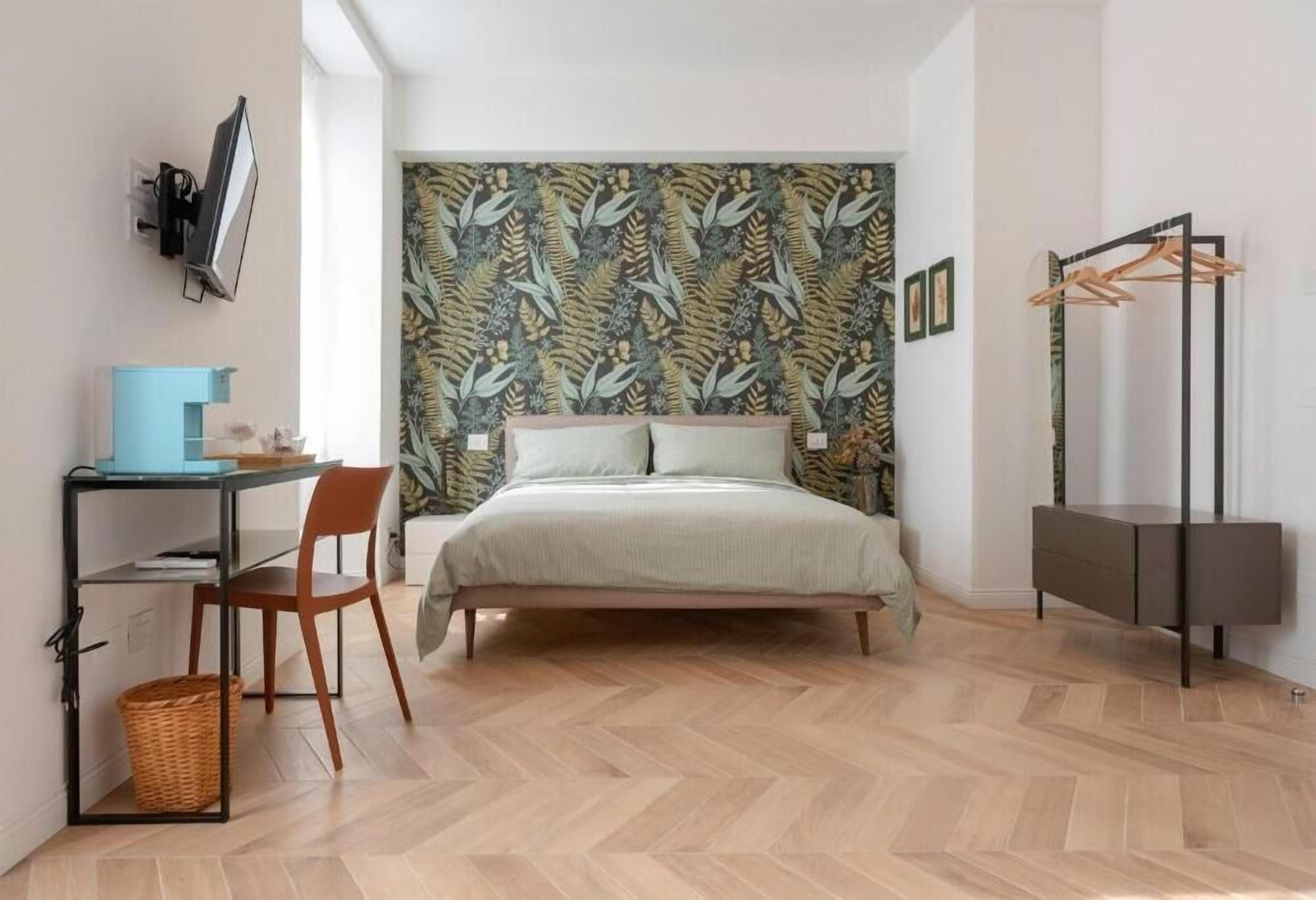 Dobbeltrom – deluxe | Skrivebord, skrivebord for bærbar PC, blendingsgardiner og lydisolert