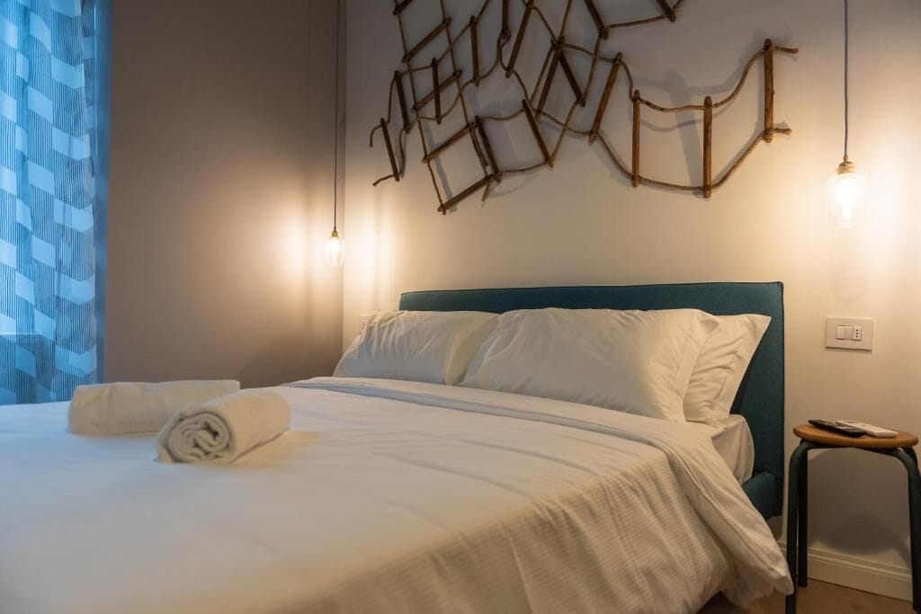 Deluxe Room | Desk, laptop workspace, blackout curtains, soundproofing