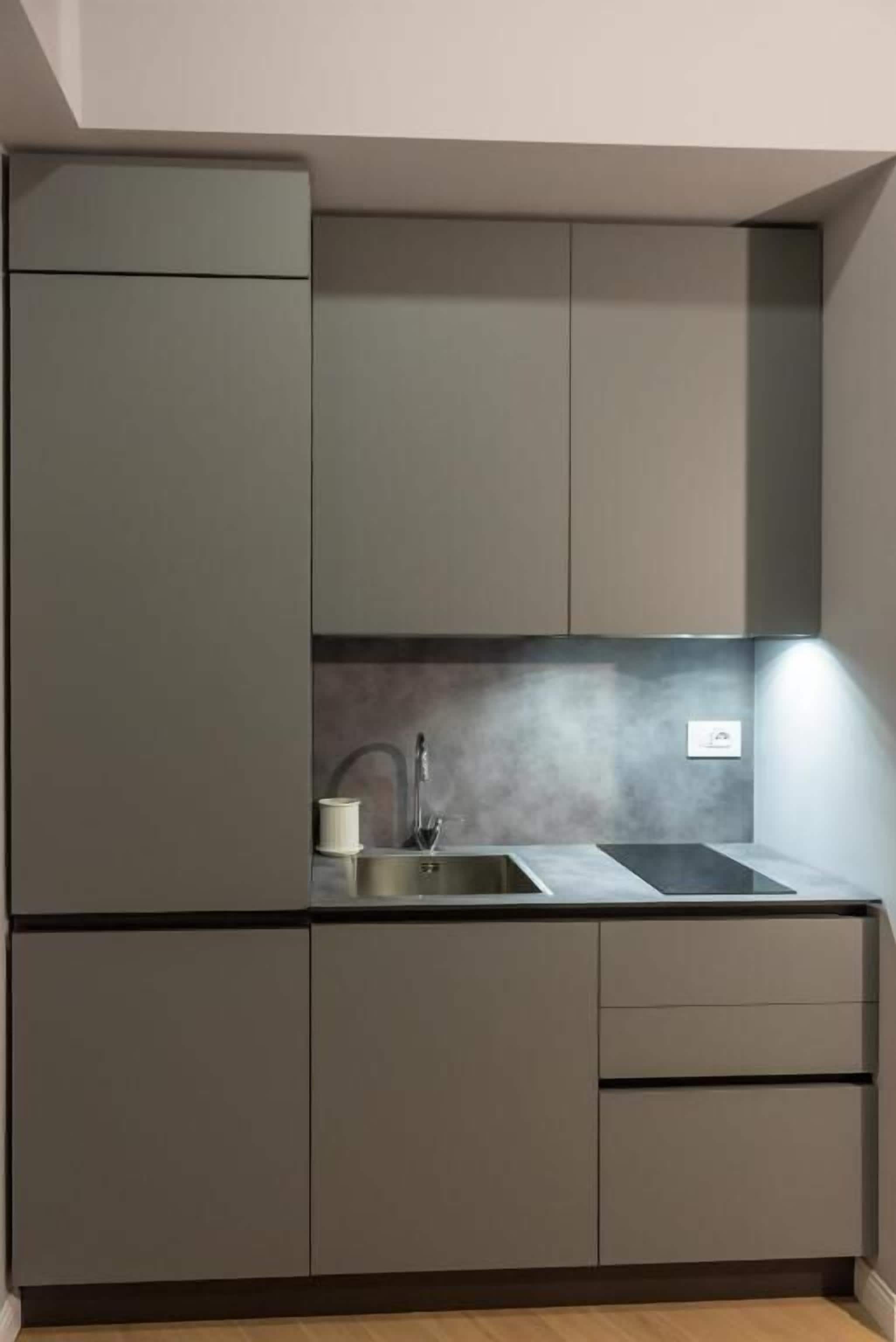 Deluxe-Studio | Schreibtisch, laptopgeeigneter Arbeitsplatz, Verdunkelungsvorhänge