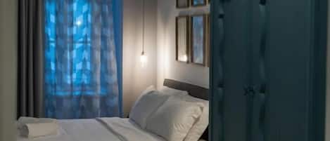 Deluxe-Studio | Schreibtisch, laptopgeeigneter Arbeitsplatz, Verdunkelungsvorhänge