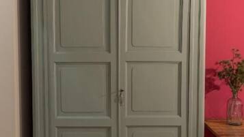 Habitación Deluxe | Escritorio, espacio para trabajar con laptop y cortinas blackout