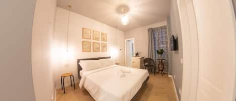 Deluxe Room | Desk, laptop workspace, blackout drapes, soundproofing