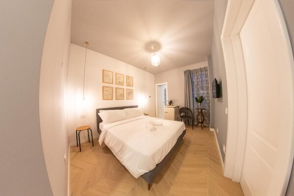 Deluxe Room | Desk, laptop workspace, blackout drapes, soundproofing