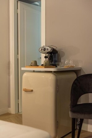 Deluxe Room | Desk, laptop workspace, blackout drapes, soundproofing