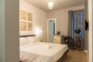 Deluxe Room | Desk, laptop workspace, blackout drapes, soundproofing - Sophia Boutique Suites (Trieste)