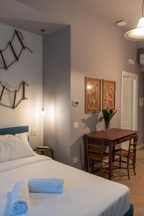 Deluxe Room | Meja, ruang kerja komputer riba, langsir/tirai gelap terus, kalis bunyi 