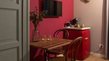 Deluxe Room | Desk, laptop workspace, blackout drapes, soundproofing