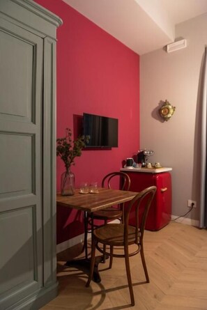 Deluxe Room | Desk, laptop workspace, blackout drapes, soundproofing